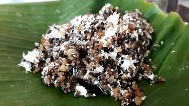 Nasi tiwul alias oyek kini banyak diburu sebagai salah satu makanan khas pedesaan yang jadi “klangenan”. (Foto: Liputan6.com/Muhamad Ridlo)