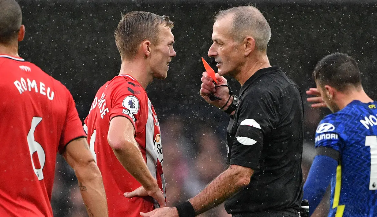 James Ward-Prowse justru mendapat kartu merah langsung pada menit ke-77. Melalui rekaman VAR, ia dinyatakan melakukan tekel berbahaya terhadap Jorginho. (AFP/Justin Tallis)