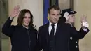 Presiden Prancis Emmanuel Macron dan Wakil Presiden AS, Kamala Harris melambaikan tangan menjelang pertemuan di Istana Elysee, Rabu (10/11/2021). Kamala Harris bertemu dengan Macron dalam upaya untuk meredakan ketegangan terkait kesepakatan kapal selam yang dibatalkan. (Ludovic MARIN/AFP)