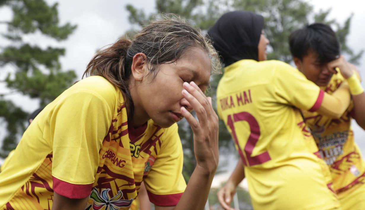 Para pemain Sumatra Selatan menangis usai meraih gelar juara Piala Pertiwi setelah mengalahkan Bangka Belitung pada laga final di NYTC Sawangan, Depok, Jumat (3/5). Sumsel menang 2-1 atas Babel. (Bola.com/Vitalis Yogi Trisna)