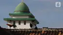 Sejumlah ayam berada di atap masjid saat banjir di Desa Sukajaya, Serang, Banten, Rabu (2/3/2022). Banjir yang melanda kawasan Masjid Banten Lama setelah curah hujan tinggi mengguyur Kota Serang beberapa hari lalu mengakibatkan Kali Cibanten meluap dan menggenangi 22 titik. (merdeka.com/Imam Buhori)