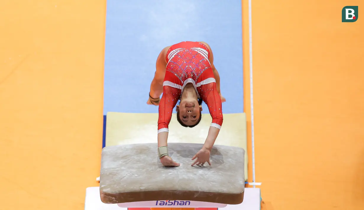 Pesenam putri Indonesia, Salsabilla Hadi Pamungkas melakukan lompatan pada nomor meja lompat dalam Kejuaraan Dunia Gimnastik 2025 di Indonesia Arena, Senayan, Jakarta, Selasa (21/10/2025). (Bola.com/Bagaskara Lazuardi)