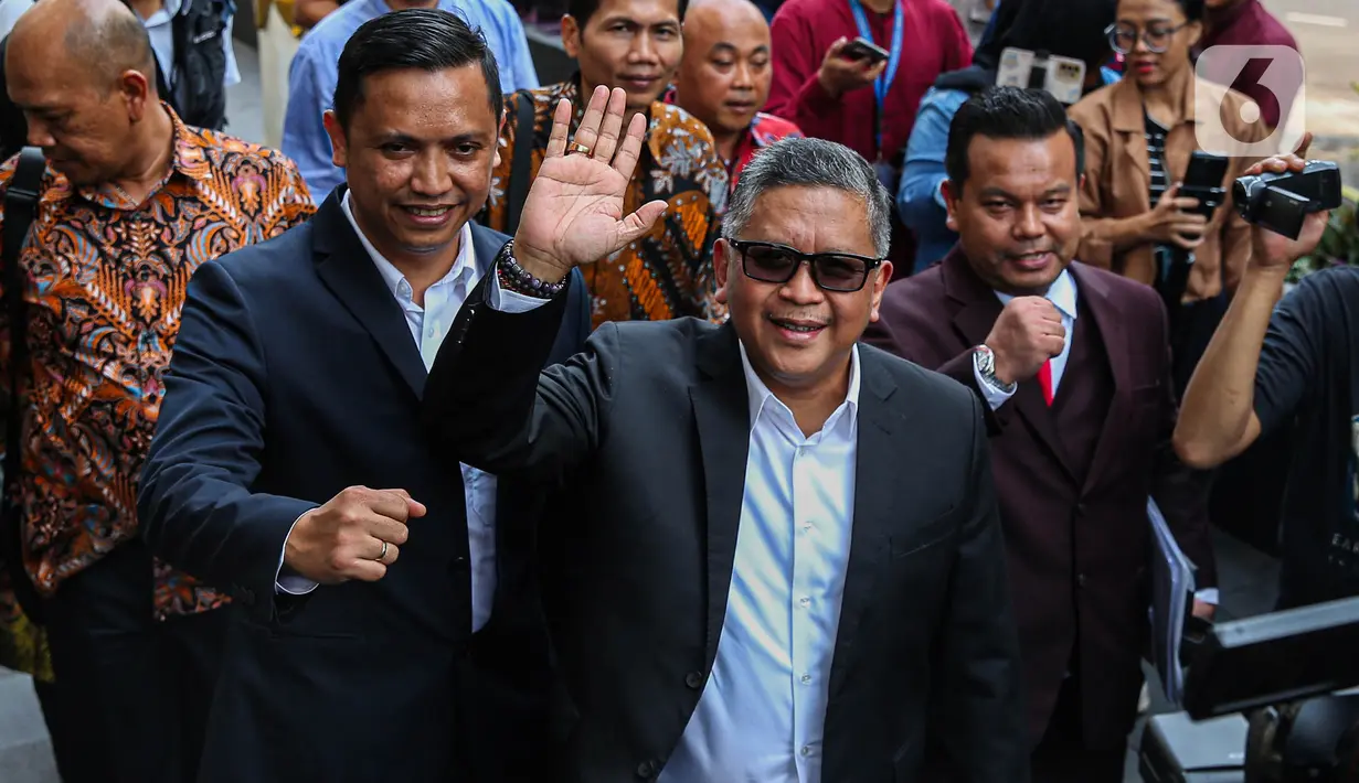 Sekretaris Jenderal (Sekjen) Partai Demokrasi Indonesia Perjuangan (PDIP), Hasto Kristiyanto mengangkat tangan saat meninggalkan gedung Komisi Pemberantasan Korupsi (KPK), Jakarta, Selasa (20/8/2024). (Liputan6.com/Angga Yuniar)