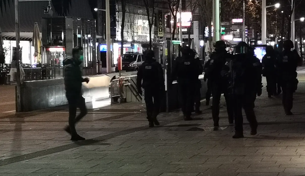 Polisi berpatroli di sebuah jalan di Wina, Austria, 2 November 2020. Satu orang tewas dan beberapa lainnya terluka parah dalam sejumlah insiden penembakan yang terjadi pada Senin (2/11) malam waktu setempat di pusat Kota Wina. (Xinhua/Georges Schneider)