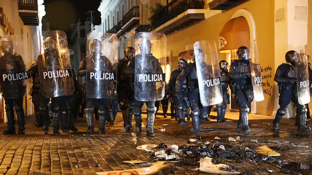 Tuntut Gubernur Puerto Rico Mundur, Demonstran Bentrok dengan Polisi