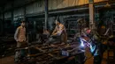 Pekerja membuat senjata di sebuah pabrik di Misrata, Libya (11/2/2020). Para pekerja tersebut merakit senjata untuk pasukan garis depan Tripoli yang setia kepada Pemerintah Kesepakatan Nasional (Government of National Accord/GNA) Libya yang diakui PBB. (Xinhua/Amru Salahuddien)