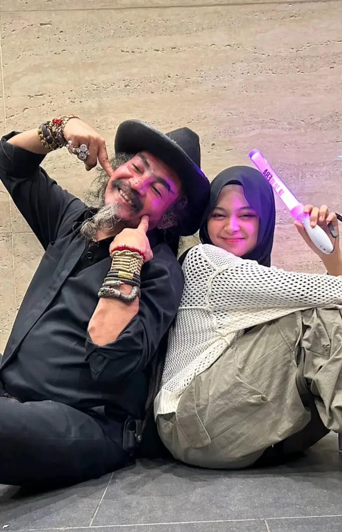 7 Potret Limbad dan Anak Kompak Nonton Konser JKT48, Girang Jadi Wota