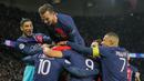 Penyerang Paris Saint-Germain (PSG) Ousmane Dembele berselebrasi dengan rekan setimnya setelah mencetak gol ke gawang AS Monaco pada pekan ke-13 Liga Prancis 2023/2024  di Parc de Princes, Sabtu (25/11/2023) WIB. (AP Photo/Michel Euler)