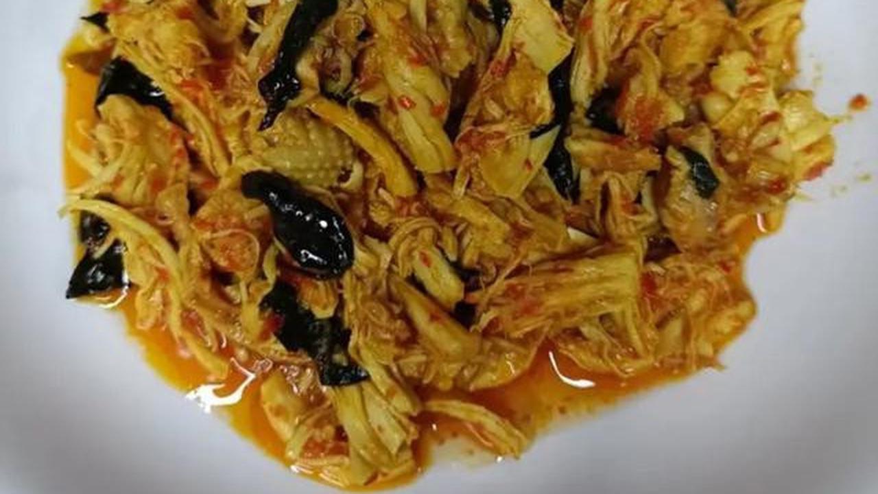 Resep ayam suwir rica-rica kemangi.