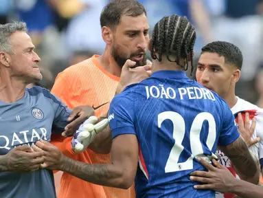 Pelatih PSG, Luis Enrique, tertangkap kamera menyerang pemain Chelsea, Joao Pedro, hingga terkapar di lapangan setelah laga final Piala Dunia Antarklub 2025. (AFP/Juan Mabromata)