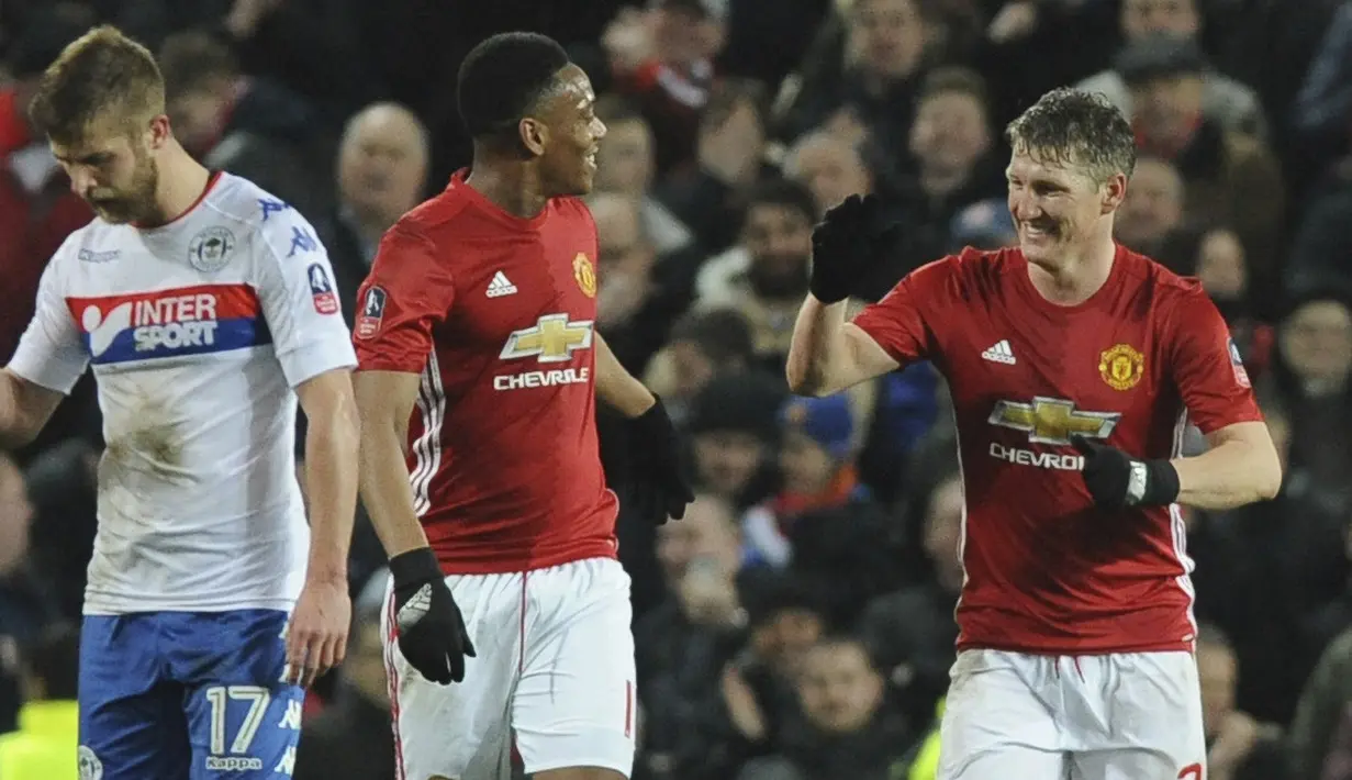 Ekspresi kegembiraan pemain Manchester United, Bastian Schweinsteiger (kanan) usai membobol gawang Wigan Athletic pada putaran keempat Piala FA di Old Trafford, Manchester,  (29/1/2017). Manchester United menang 4-0. (AP/Rui Vieira)