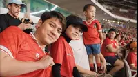 Leslar Family ikut nonton Timnas Indonesia lawan Australia di Stadion Gelora Bung Karno. (Dok. Instagram @rizkybillar).