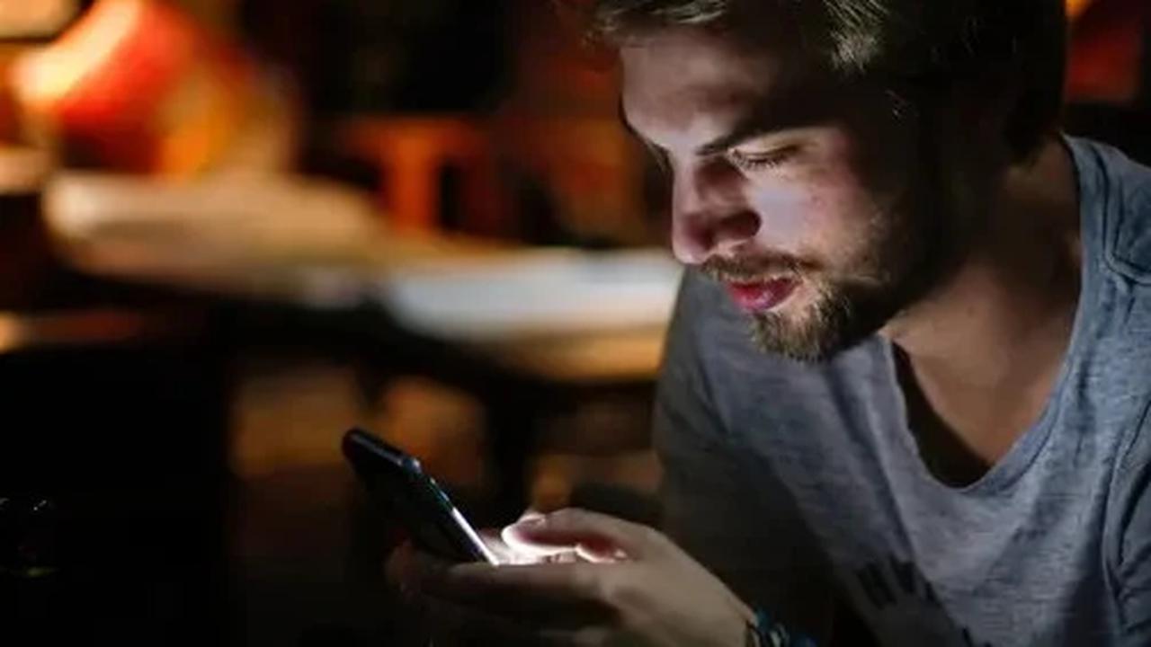 Studi: Main Ponsel Sebelum Tidur Bisa Kurangi Waktu Tidur hingga 24 Menit