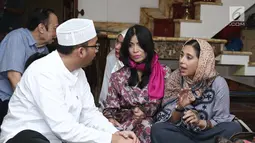Aktris Ayu Azhari saat mengikuti tahlilan tiga hari meninggalnya Yana Zein di kawasan Pejatan, Jakarta, Senin (5/6). Menurut Ayu Azhari, almarhumah Yana selalu siap membantu temannya. (Liputan6.com/Herman Zakharia)