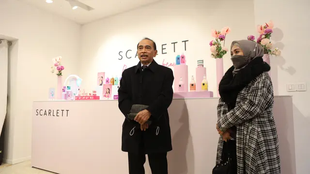 Tika Ramlan merupakan pemilik brand Chayra yang diajak GEKRAFS meramaikan Paris Fashion Sho