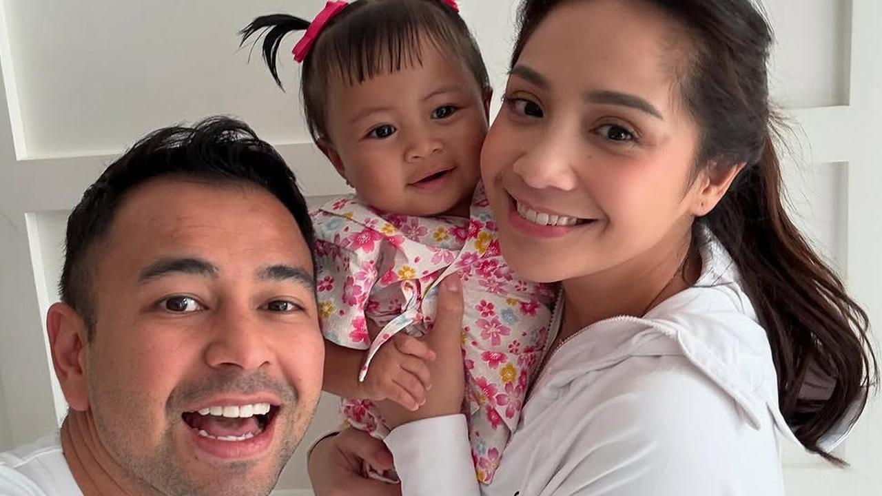 Tampil dengan Rambut Kuncir 2, Intip Potret Menggemaskan Baby Lily Foto Bareng Raffi Ahmad dan Nagita Slavina