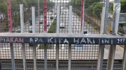 Coretan terlihat di jembatan penyeberangan orang tanpa atap dan tidak terawat di Jalan TB Simatupang, Jakarta, Rabu (10/10). Kondisi tersebut menyebabkan JPO terkesan kumuh serta mengurangi kenyamanan pejalan kaki. (Liputan6.com/Immanuel Antonius)