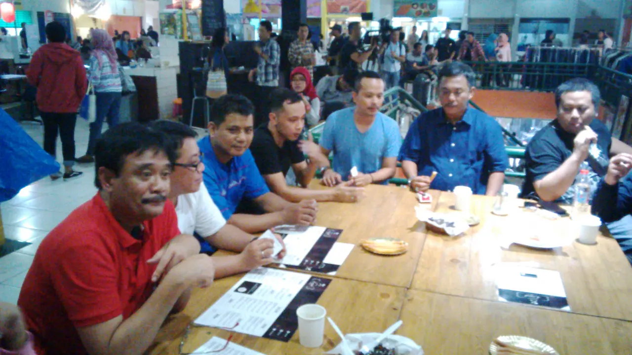Blusukan ke Pasar Santa, Cawagub Jakarta Minum Beer Halal