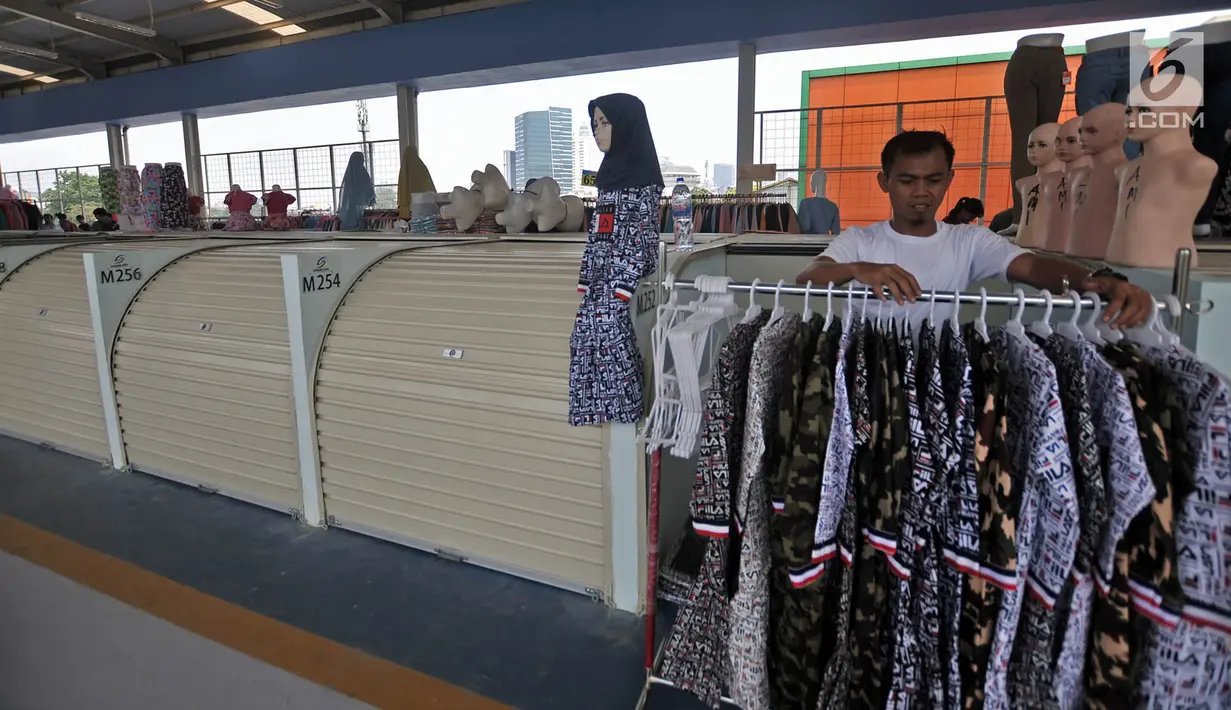 Aktivitas pedagang saat berjualan di kios Skybridge Tanah Abang, Jakarta, Selasa (11/12). Ini merupakan hari keempat uji coba Skybridge Tanah Abang. (Merdeka.com/Iqbal Nugroho)