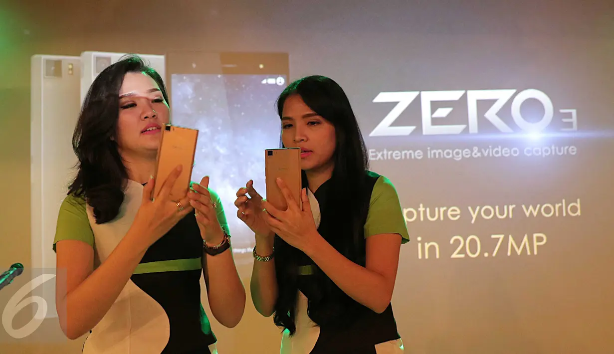 Model mencoba Smartphone Infinix Zero 3 saat peluncuran perdana di Jakarta, Senin (29/2/2016). Infinix mendesain ponsel terbarunya dengan material terbaik yang membuatnya tampak lebih mewah dan elegan. (Liputan6.com/Angga Yuniar)