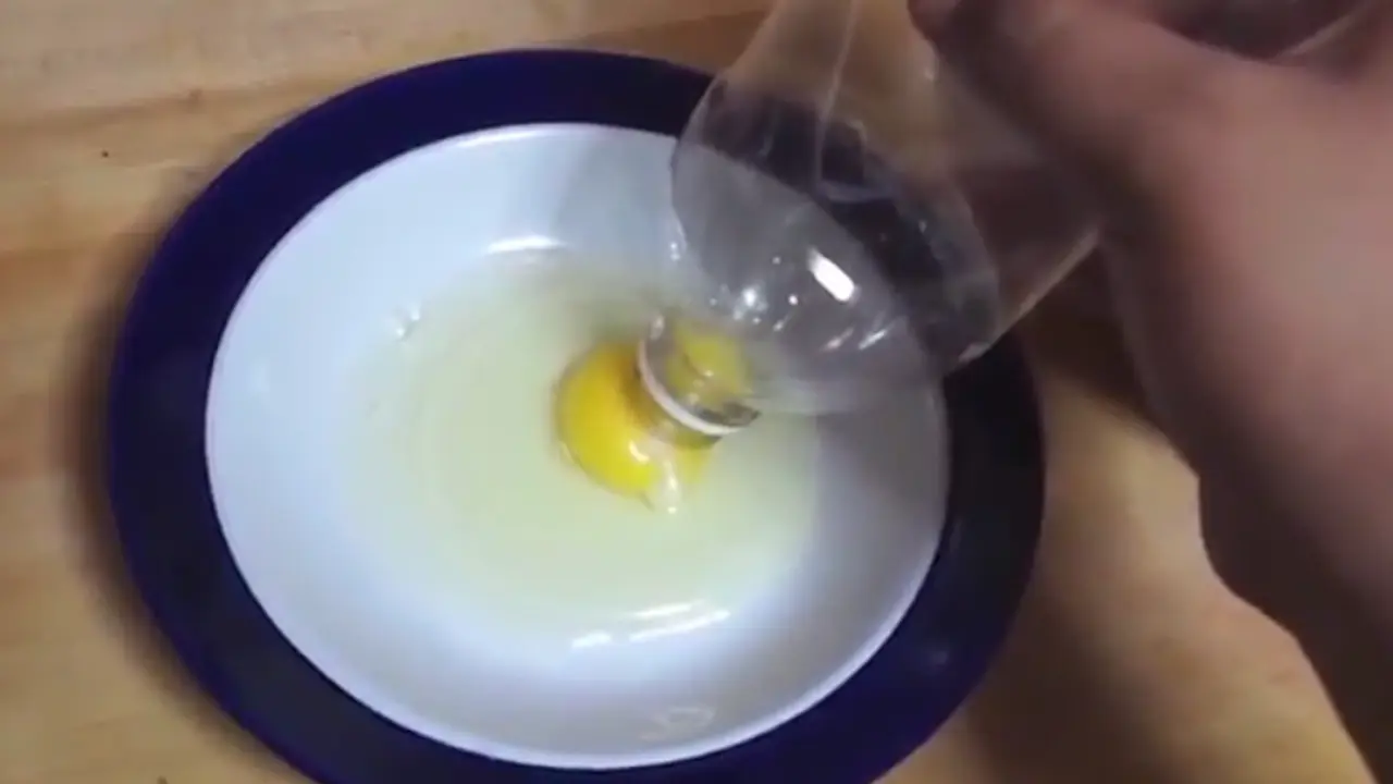 Metode memisahkan telur. (Youtube)