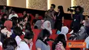 Citizen6, Jakarta: Presenter Liputan6 SCTV, Muhammad Achir dan Anastaya Putri dalam persiapan siaran langsung Liputan6 Siang pada ajang SCTV Goes to Campus, Kamis (1/3). (Pengirim: Agung Binarko)
