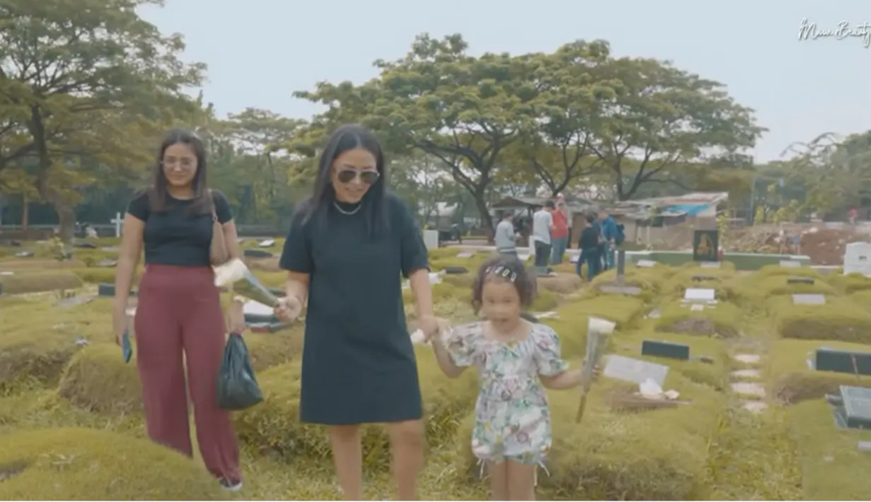 "Hai semuanya jadi sekarang aku sama Gewa bakalan ke rumanya Glenn ke makamnya Glenn kalau Gewa kan panggilnya rumah ya. Ini pertama kalinya Gewa datang ke makamnya Glenn, turun ke makamnya Glenn" kata Mutia Ayu dilansir dari kanal Youtube-nya yang diunggah Sabtu, 1 Juli 2023. [Youtube/Mutia Ayu]