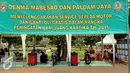 Beberapa kendaraan sepeda motor siap untuk di service di kawasan Lapangan Banteng, Jakarta, Jumat (11/12). Setiap harinya service motor terbatas 50unit/perhari, service geratis ini hanya bisa menservice kecil, ganti oli, dll. (Liputan6.com/Faisal R Syam)