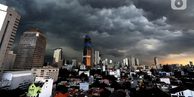 Awan Kumulonimbus Selimuti Langit Jakarta