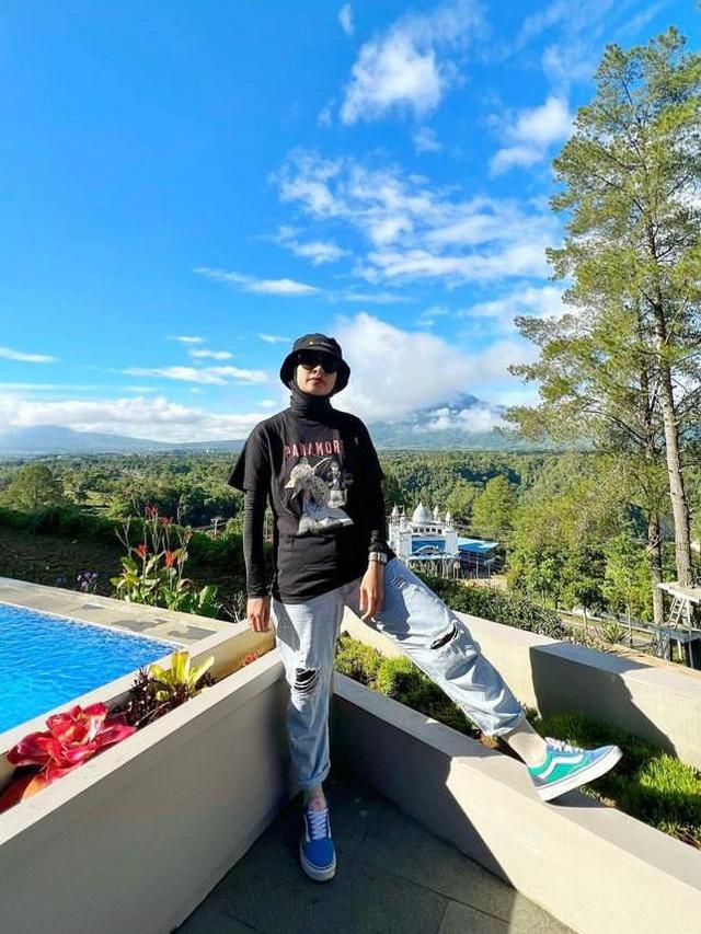 8 Potret Inspirasi Gaya Berpakaian Wanita Tomboy ala Agnez Mo hingga Sivia Azizah