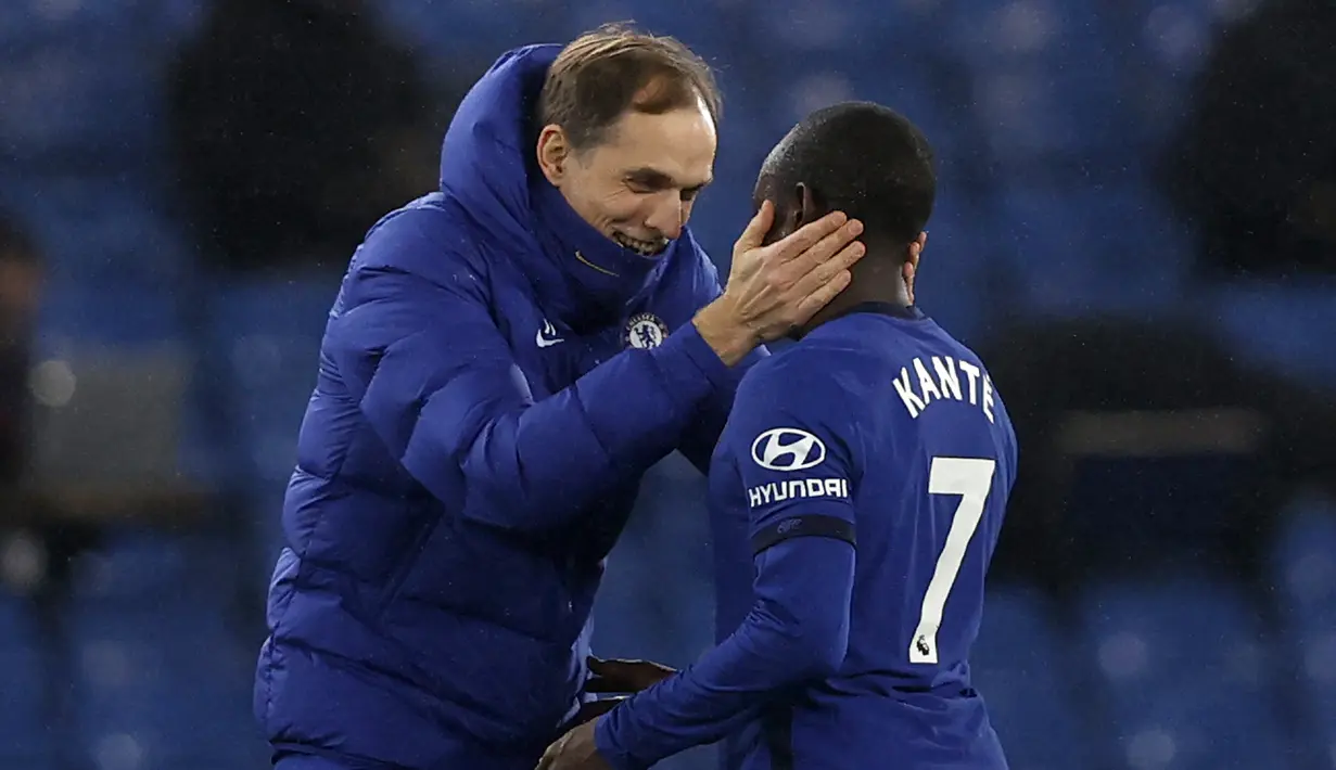 Manajer tim Chelsea, Thomas Tuchel (kiri) merayakan kemenangan 2-0 atas Newcastle United bersama gelandang N'Golo Kante usai berakhirnya laga lanjutan Liga Inggris 2020/21 pekan ke-24 di Stamford Bridges, London, Senin (15/2/2021). (AFP/Adrian Dennis/Pool)