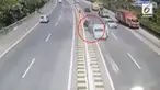 Sastrawan besar Indonesia Nh Dini meninggal dalam sebuah kecelakaan di jalan tol. Rekaman cctv menunjukan mobil yang dikendarai Nh Dini ditabrak sebuah truk.