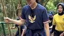 Saat lakukan pendakian bukit, Widhi juga tampak berseragam, kenakan kaos berlogokan Garuda. Tak ketinggalan, ia juga kenakan sneakers dari On Cloud berwarna putih.  [Foto: Instagram/ Widi Wardhana]