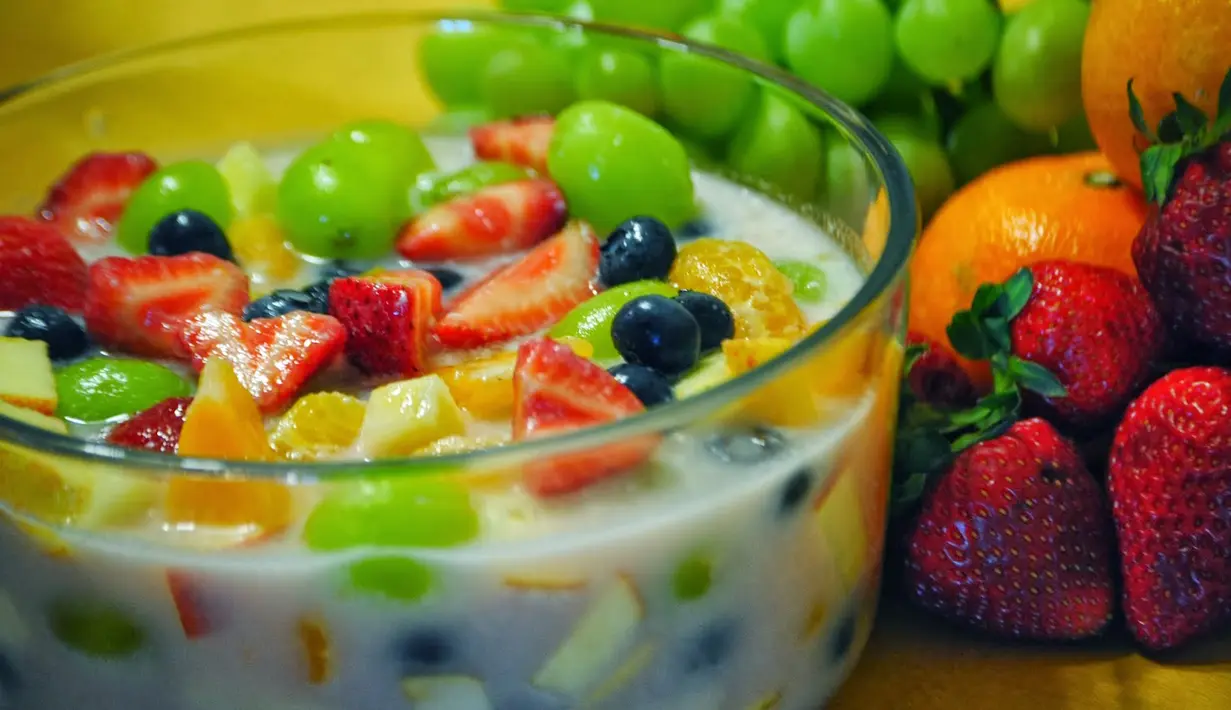 Menu minuman segar lain yang pasti ada saat momen Lebaran adalah es buah. Berbagai jenis buah yang dipotong dadu dengan siraman sirup akan menyegarkan Anda di hari yang fitri. (Istimewa)