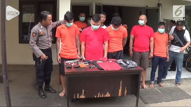 Sebanyak tujuh orang pencuri kendaraan bermotor mengaku sebagai anggota kepolisian dan BNN demi merampas kendaraan milik warga.