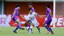 Gelandang Bali United, Kadek Agung (tengah) dikepung pemain Persita Tangerang dalam laga matchday ke-3 Grup D Piala Menpora 2021 di Stadion Maguwoharjo, Sleman, Jumat (2/4/2021). (Bola.com/M Iqbal Ichsan)