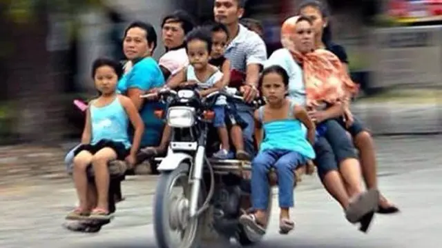 6 Potret Orang Boncengan Motor Lebih dari 3, Ekstrem Banget
