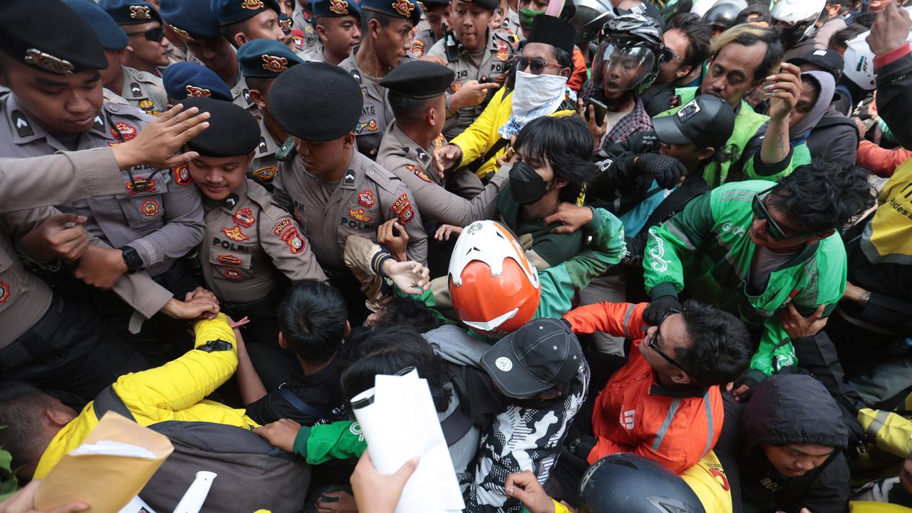 Aksi Dorong Mendorong Warnai Upaya Mahasiswa Menuju Gedung DPR