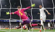 Penyerang Real Madrid, Joselu saat berhasil mengecoh penjaga gawang Bayern Munich, Manuel Neuer dan mencetak gol pertama bagi timnya selama pertandingan sepak bola leg kedua semifinal Liga Champions 2023/2024 di stadion Santiago Bernabeu, Madrid, 8 Mei 2024. (Thomas COEX/AFP)