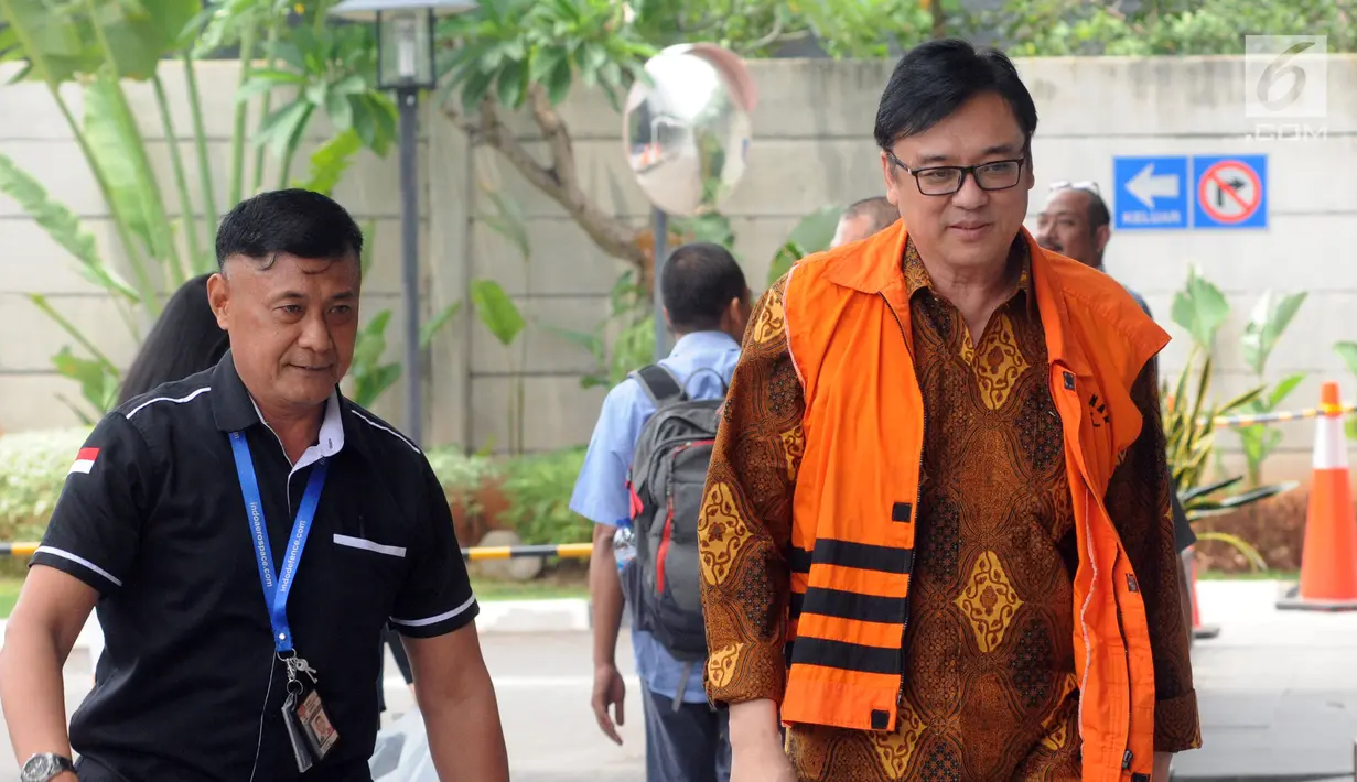 Direktur Operasional Lippo Group Billy Sindoro (kanan) tiba di Gedung KPK, Jakarta, Senin (6/11). Billy diduga menyuap Bupati Bekasi Neneng Hasanah Yasin terkait pengurusan perizinan proyek pembangunan Meikarta. (Merdeka.com/Dwi Narwoko)