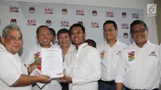 Sekjen Partai Perindo Ahmad Rofiq (tengah) didampingi para sekjen partai pendukung capres dan cawapres Jokowi-Ma'ruf menyerahkan dokumen saat melaporkan dana awal kampanye Pilpres 2019 di Gedung KPU, Jakarta, Sabtu (22/9). (Liputan6.com/Herman Zakharia)