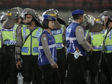 Polwan (Polisi Wanita) ikut dalam pengamanan Stadion Si Jalak Harupat dan juga pengamanan parade juara Piala Presiden 2015 di Kota Bandung, Minggu (25/10/2015). (Bola.com / Nicklas Hanoatubun)