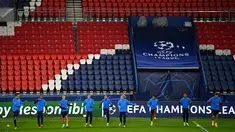 Para pemain RB Leipzig melakukan pemanasan saat mengikuti sesi latihan di stadion Parc des Princes di Paris (23/11/2020). Leipzig akan bertanding melawan PSG pada Grup H Liga Champions. (AFP/Franck Fife)