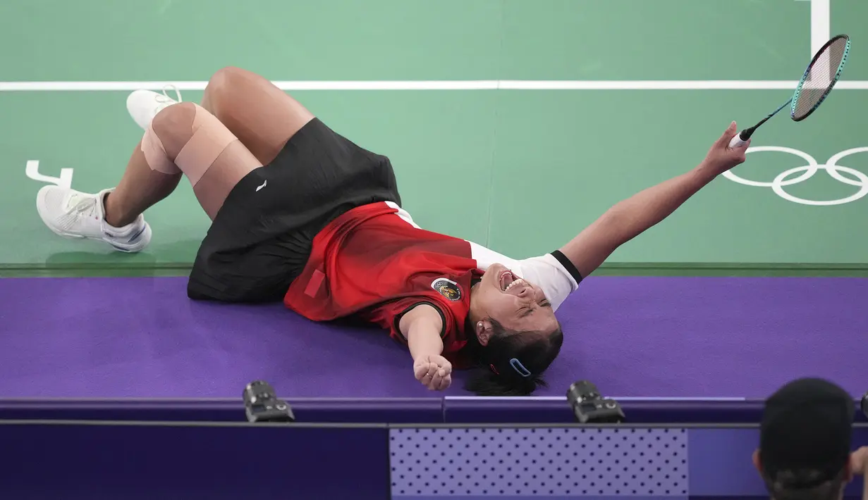 Selebrasi tunggal putri Indonesia, Gregoria Mariska Tunjung setelah mengalahkan lawannya, wakil Korea Selatan Kim Ga-eun pada laga 16 besar nomor tunggal putri cabor bulu tangkis Olimpiade Paris 2024 di Porte de la Chapelle Arena, Paris, Kamis (1/8/2024). Gregoria Mariska Tunjung menang dalam tiga set (21-4, 8-21 dan 23-21) untuk melaju ke perempatfinal. (AP Photo/Dita Alangkara)
