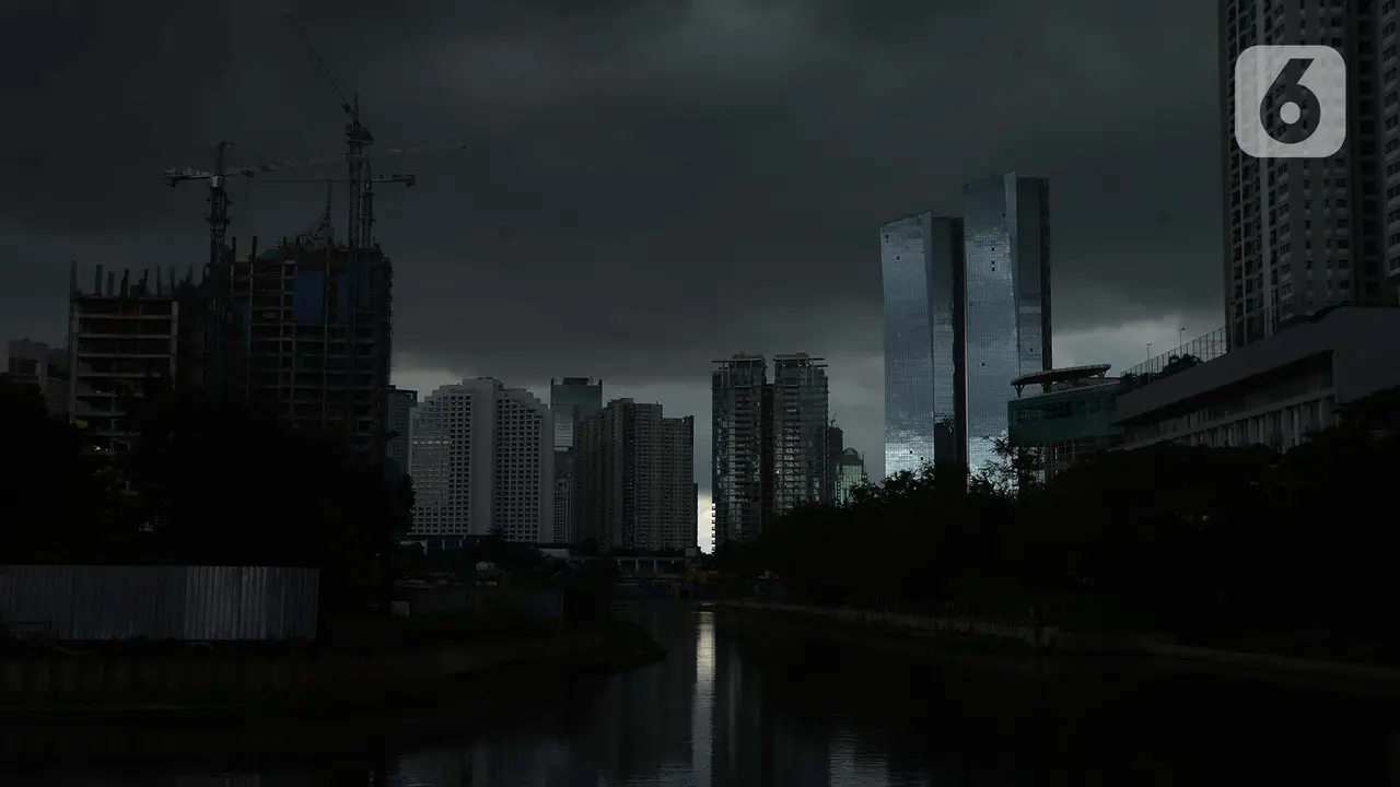 FOTO: BMKG Prediksi Hujan Disertai Petir Guyur Jakarta Siang dan Sore Hari Ini