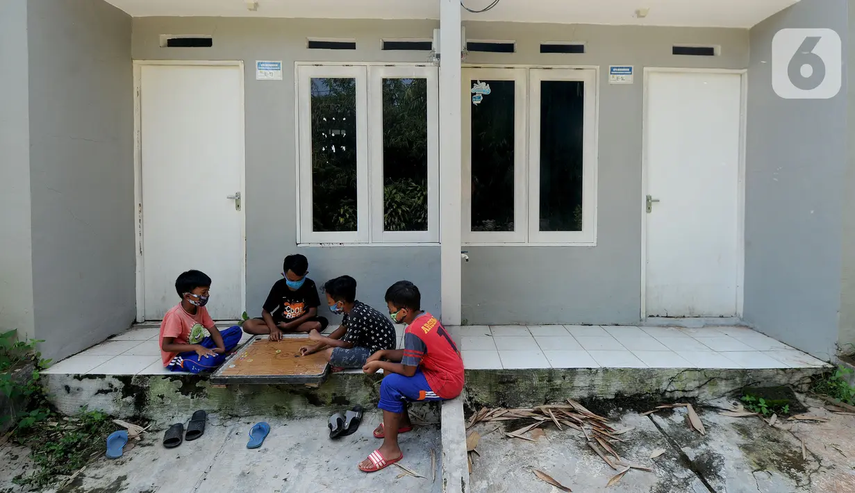 Anak-anak bermain di depan pembangunan rumah bersubsidi di Kompleks Perumahan Grand Viona, Ciseeng, Bogor, Selasa (8/6/2021). Walaupun pada tahun lalu pembangunan rumah bersubsidi hanya tercapai 950.000 unit rumah dari target satu juta rumah. (merdeka.com/Arie Basuki)