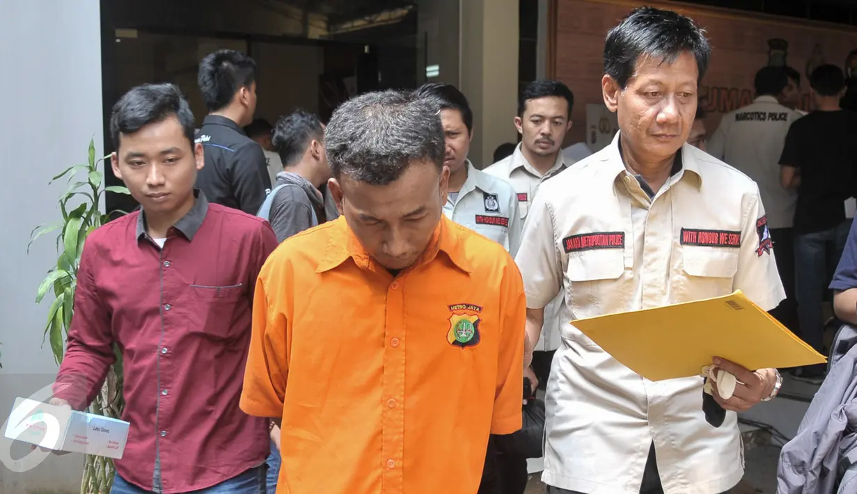 Tersangka pengedar narkoba digiring polisi jelang rilis di Polda Metro Jaya, Jakarta, Rabu (22/2). Dari tangan tersangka, Polisi berhasil mengamankan narkotika jenis sabu sebanyak 2,5kg. (Liputan6.com/Yoppy Renato)