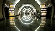 Komuter berjalan melintasi stasiun metro Fonvizinskaya di Moskow pada 28 November 2018. Metro Moskow adalah sistem kereta bawah tanah di Ibu Kota Rusia dengan arsitekstur yang indah. (Photo by Yuri KADOBNOV / AFP)