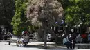 Orang-orang duduk di kawasan pejalan kaki di Pantai Barceloneta, Barcelona, Minggu (6/6/2021). Spanyol akan mengizinkan semua pelancong yang divaksinasi untuk mengunjungi negara itu mulai 7 Juni, dengan tujuan kembali menghidupkan industri perjalanan yang terpukul pandemi Covid-19. (Pau BARRENA/AFP)