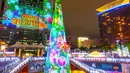 Pertunjukan cahaya menyambut Natal di Christmasland, New Taipei City, Taiwan, Senin (19/11). Christmasland tahun ini mengambil tema angkasa dan planet-planet. (TVBS via AP Images)